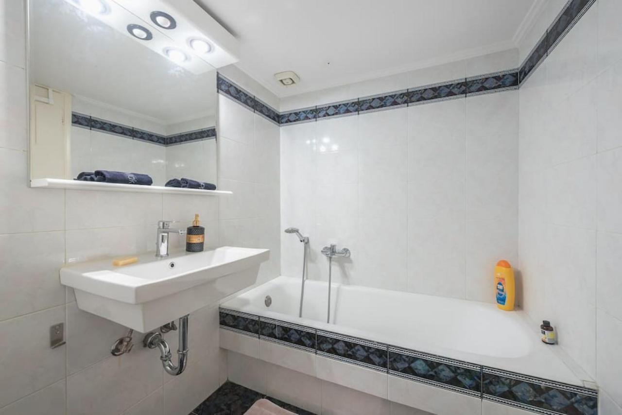 Central 3Br Apartment Next To Panormou Metro! Athena Bagian luar foto